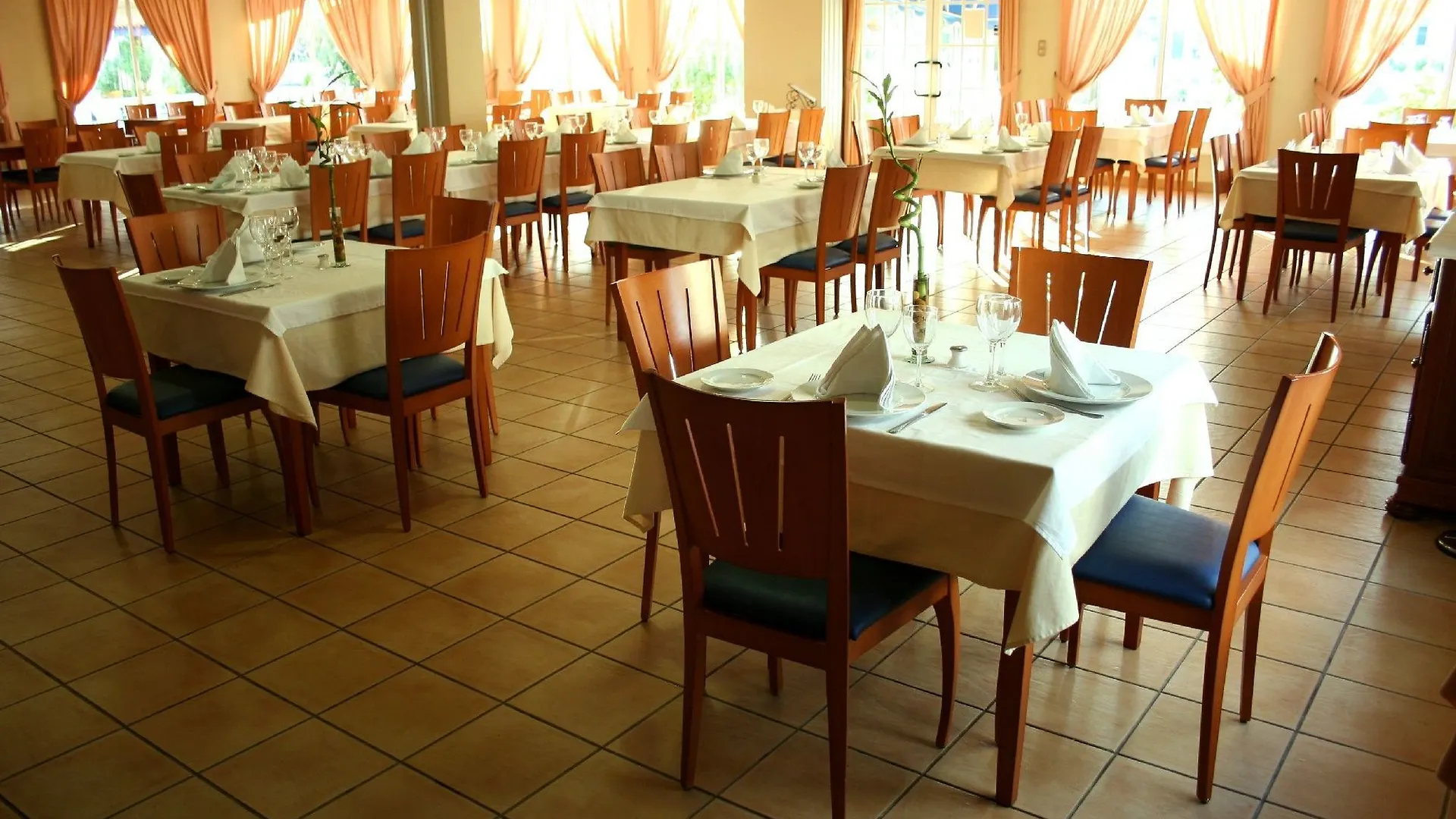 **  Hotel Ayamontino 푼타움브리아 스페인